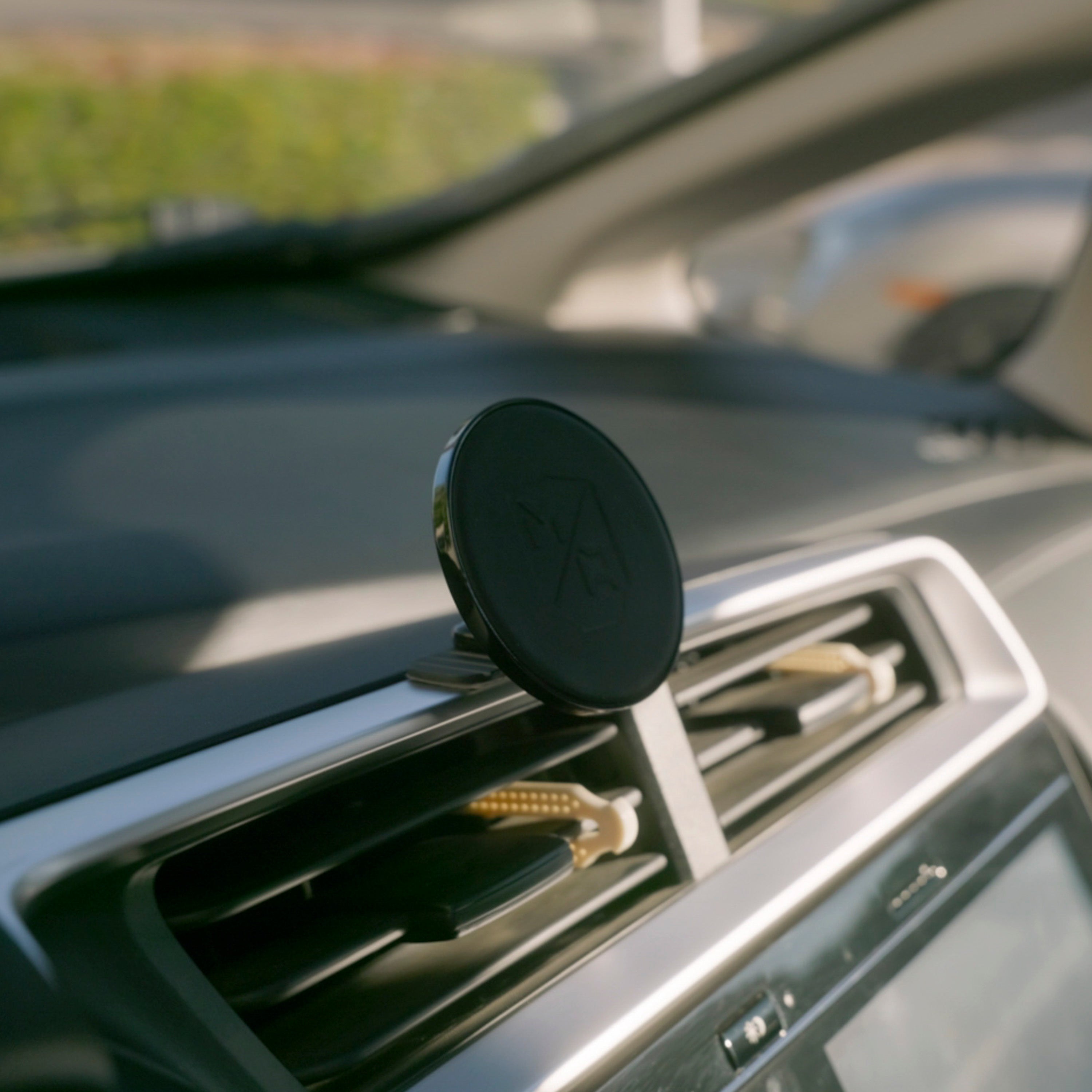 MobNetic Slim | Non-Charging MagSafe® Phone Mount for All Dashboards